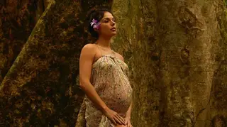 Isis Valverde mostra primeira roupinha do filho