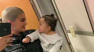 Kylie Jenner tenta ensinar a filha a falar mas o resultado não é o esperado