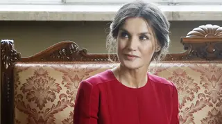 Letizia surpreende com vestido clássico e assimétrico