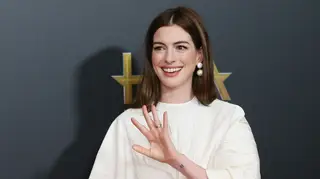 Anne Hathaway tem novo visual e é fogoso!