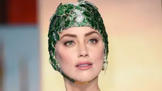 Decote arrojado e uma touca? sim, Amber Heard brilhou na passadeira vermelha