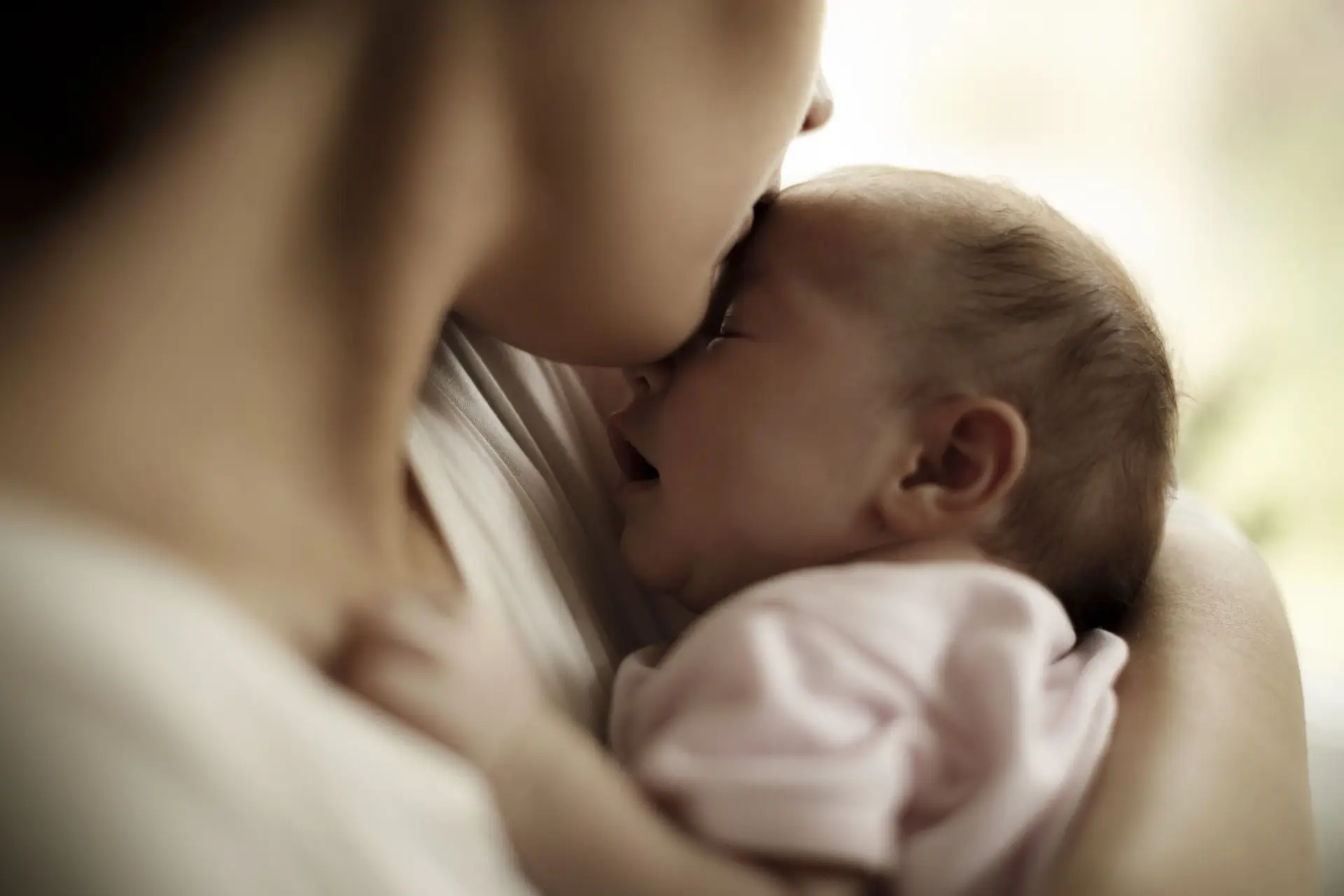 Beijinhos Podem Ser Fatais Para Os Recem Nascidos Sic Mulher