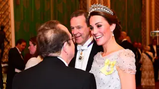 Kate Middleton transforma-se em 'Cinderela' e usa tiara favorita de Diana