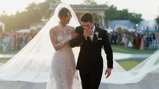 Espreite o extravagante bolo de casamento de Priyanka Chopra e Nick Jonas