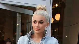 Kylie Jenner mostra incrível cintura de vespa 10 meses depois de ser mãe