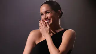 Vídeo: Meghan Markle sentiu o pontapé do bebé em público e reagiu assim