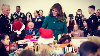 Melania muda de visual: mais parecida com Donald Trump?