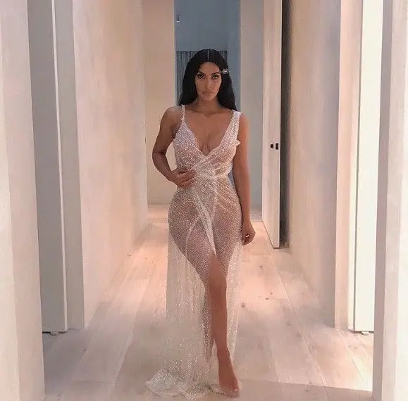 mulher nua de vestido