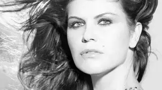 Confiante, Katia Aveiro posa em fato de banho e recebe elogios