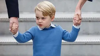 Príncipe George não esconde mau humor no almoço de Natal no Palácio de Buckingham