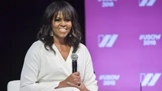 Michelle Obama surpreende com botas ultra-brilhantes e douradas