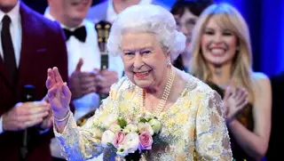 Isabel II cumpre tradição de Natal e é 'apanhada' a viajar de comboio