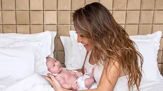 Sabrina Sato mostra-se nua e a amamentar