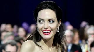 Angelina Jolie passeia nas ruas de Los Angeles com os filhos