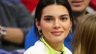 Calças de ganga de Kendall Jenner estão ao contrário ou é ilusão de ótica?