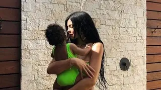 Kylie Jenner não consegue resistir à filha Stormi