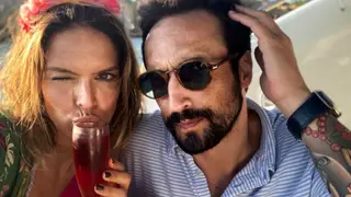 Diana Chaves e César Peixoto trocam beijo apaixonado: "O carro do amor!"