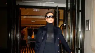 Victoria Beckham mostra soutien branco em look preto total