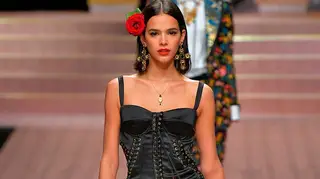 Bruna Marquezine é a estrela da nova campanha de conceituada marca italiana