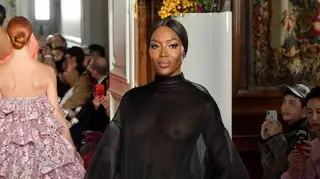 Aos 48 anos, Naomi Campbell brilha na ‘passerelle’ com vestido revelador
