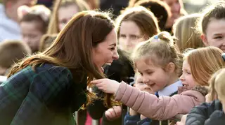 A reação de Kate Middleton após uma menina lhe tocar no cabelo