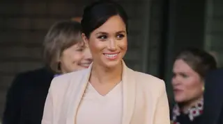 Meghan Markle encanta em vestido rosa justo que salienta o “barrigão”