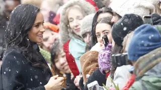 Grávida, Meghan Markle enfrenta a neve para conhecer crianças