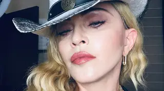 Nova foto artística de Madonna divide os fãs: “Comeu as purpurinas todas?”