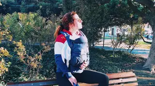 Inês Herédia canta nas ruas de Lisboa com o filho ao colo