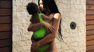 Kylie Jenner mostra momento irresistível da filha a ver um concerto do pai na televisão