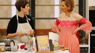 Joana Barrios ensina a fazer um bolo com sabores surpreendentes: curgete e hortelã