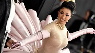 Cardi B faz história nos Grammys e deslumbra com vestido excêntrico