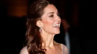 Kate Middleton inspira-se em Lady Di para look de gala