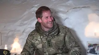 Príncipe Harry é surpreendido com iglu que tem fotos do seu casamento com Meghan