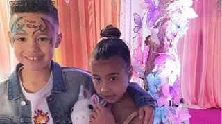 Aos 5 anos, filha de Kim Kardashian recebe prenda milionária do namorado