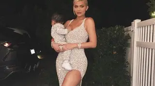 Com apenas um ano filha de Kylie Jenner recebe colar de diamantes