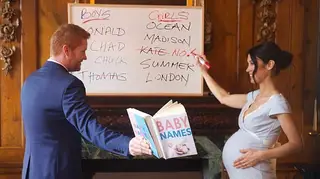 Príncipe Harry e Meghan Markle aparecem a escolher nomes para o bebé e a praticar ioga… só que nada é real
