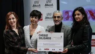 APAV recebe cheque solidário pelas mãos de Maria João Abreu