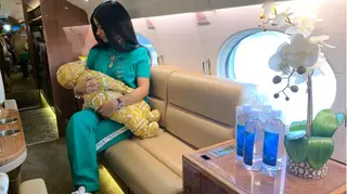 Aos sete meses, filha de Cardi B ostenta pulseira de diamantes personalizada