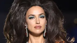 Irina Shayk desfila de peruca em Milão