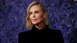 Charlize Theron surpreende e aparece morena nos Óscares