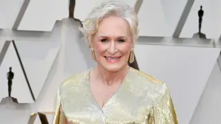 Glenn Close usou vestido dourado que pesa 20 quilos