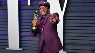 Em noite de Óscares, Spike Lee salta para o colo de Samuel Jackson e o vídeo torna-se viral