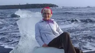 Mulher de 77 anos é arrastada pelo mar depois de tirar foto em cima de um icebergue