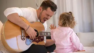 Filha de Laura Figueiredo 'tortura' Mickael Carreira com mimos