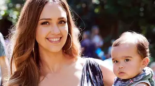 Jessica Alba faz tatuagens em homenagem aos filhos