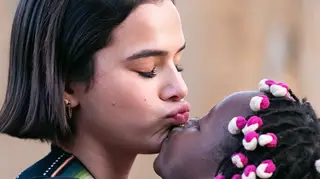 Solidária, Bruna Marquezine viaja até Angola para ajudar crianças desfavorecidas: "Amor puro e simples"