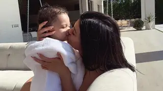 Kylie Jenner mostra momento ternurento com a filha e os fãs deliram com as parecenças entre as duas