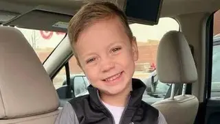 Criança de 5 anos é empurrada intencionalmente do terceiro andar de um centro comercial e luta pela vida