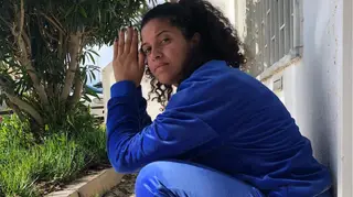De sutiã, Blaya amamenta filha sem pudores e os fãs reagem à atitude